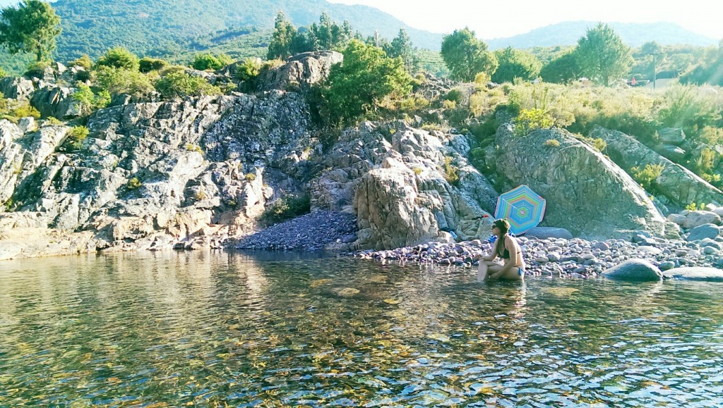 Paradisu !! Jennyfer assise au bord du Fango
